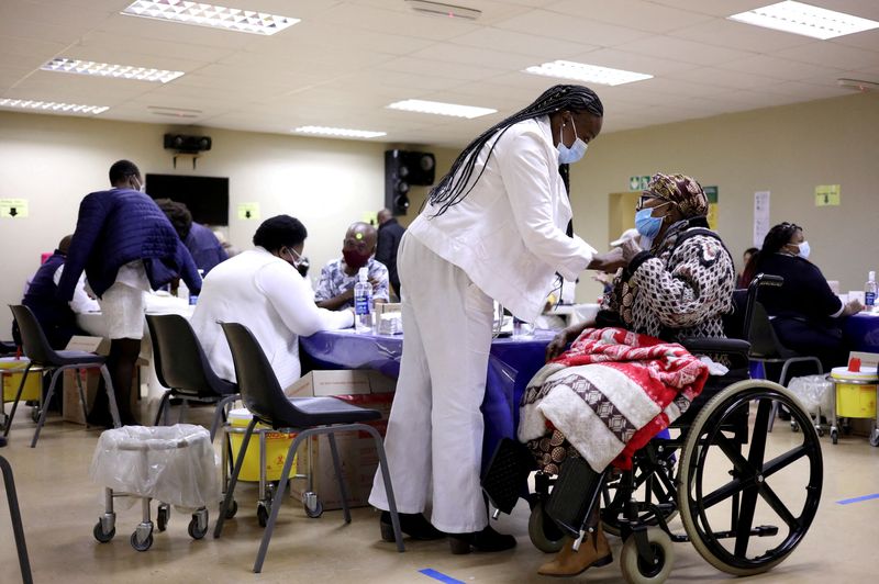&copy; Reuters. FOTO DE ARCHIVO: Una mujer recibe una dosis de la vacuna contra el COVID-19 en un centro de ancianos de Johannesburgo, Sudáfrica, el 17 de mayo de 2021. REUTERS/Siphiwe Sibeko