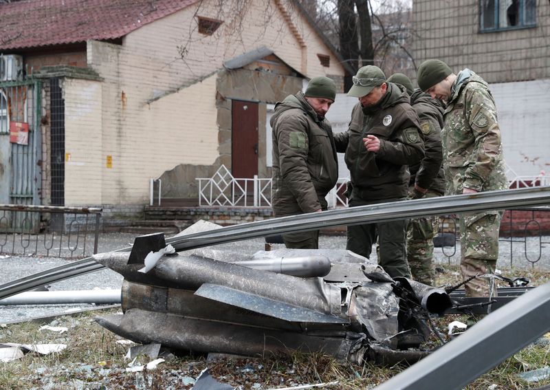 &copy; Reuters. أفراد من الشرطة يفحصون بقايا صاروخ سقط في أحد شوارع كييف يوم الأربعاء. تصوير: فالنتين أوجيرينكو - رويترز