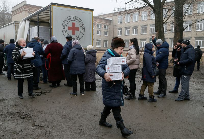 &copy; Reuters. FOTO DE ARCHIVO : Un grupo de personas esperan en fila a recibir comida y productos de higiene de un camión del Comité Internacional de la Cruz Roja en Donetsk, Ucrania, el 17 de marzo de 2021. REUTERS/Alexander Ermochenko