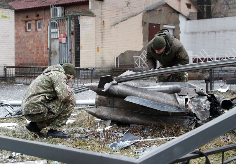 &copy; Reuters. 　２月２４日、ウクライナ大統領顧問は会見で、同国がミサイル攻撃の第２波に見舞われていると述べた。キエフで路上に落下したミサイルの残骸を調査する警官（２０２２年　ロイター／
