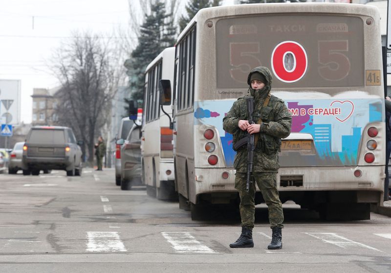 &copy; Reuters. A militant of the self-proclaimed Donetsk People's Republic stands next to buses arranged to transport local residents mobilized for military service, after Russian President Vladimir Putin authorized a military operation in eastern Ukraine, in the separa