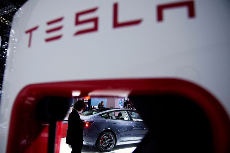 &copy; Reuters. FILE PHOTO: A Tesla electric vehicle in Shanghai, China April 20, 2021. REUTERS/Aly Song/File Photo