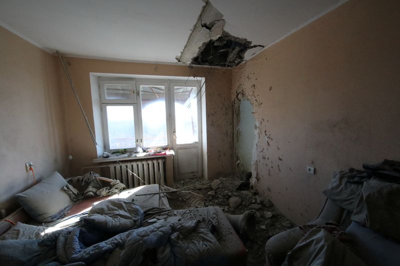© Reuters. An apartment building interior view shows the aftermath of shelling in Kharkiv, Ukraine February 24, 2022. REUTERS/Vyacheslav Madiyevskyy