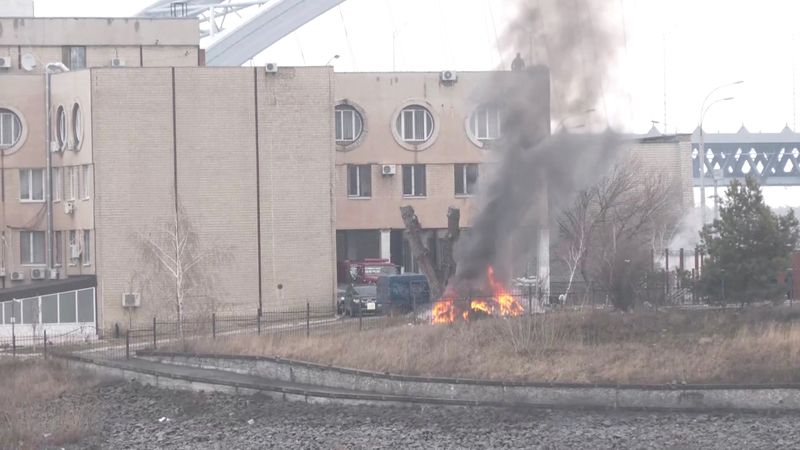 &copy; Reuters. Una columna de humo se eleva de un incendio junto a un edificio del Ministerio de Defensa ucraniano en Kiev, Ucrania, el 24 de febrero de 2022, en esta captura de vídeo. REUTERS TV/vía REUTERS