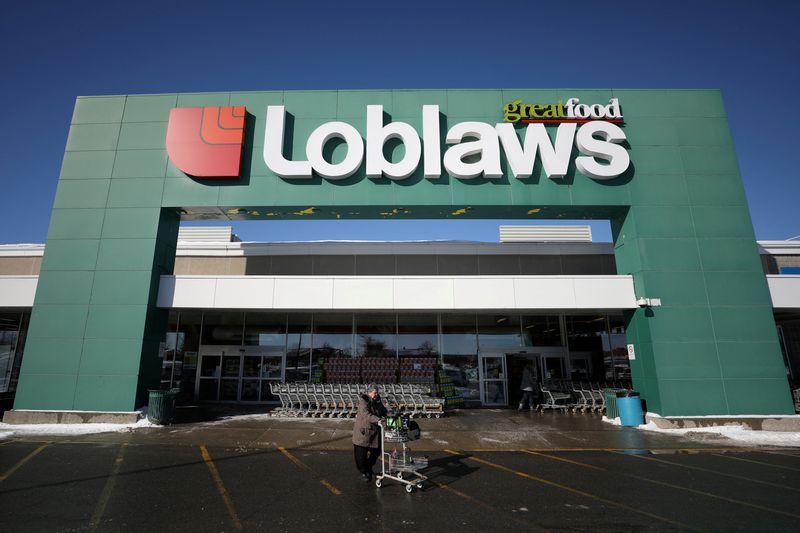 © Reuters. FILE PHOTO: A shopper leaves a Loblaw grocery store in Ottawa, Ontario, Canada, February 14, 2019. REUTERS/Chris Wattie/File Photo