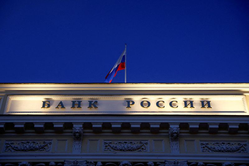 © Reuters. FILE PHOTO: A Russian state flag flies over the Central Bank headquarters in Moscow, Russia March 29, 2021. A sign reads: 