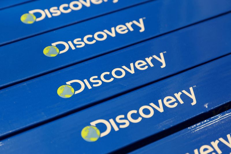 © Reuters. FILE PHOTO: The Discovery, Inc. logo is seen on merchandise for sale in the FAO Schwarz toy store in Manhattan, New York City, U.S., November 24, 2021. REUTERS/Andrew Kelly/File Photo