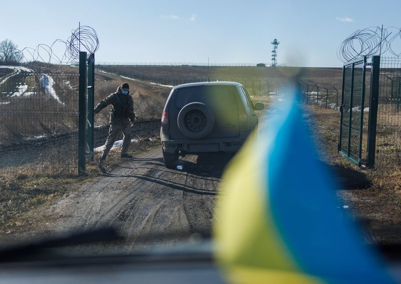 &copy; Reuters. Ukrainian frontier guards patrol an area along the Ukrainian-Russian border in the Kharkiv region, Ukraine February 23, 2022. Picture taken through a car window. REUTERS/Antonio Bronic