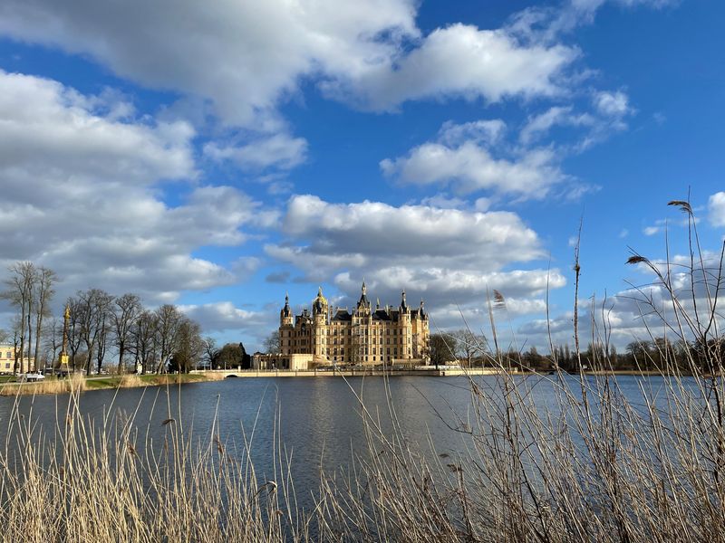 &copy; Reuters. A general view shows the Schwerin castle, housing the state parliament of Mecklenburg-Vorpommern in Schwerin, Germany February 23, 2022.  REUTERS/Thomas Escritt