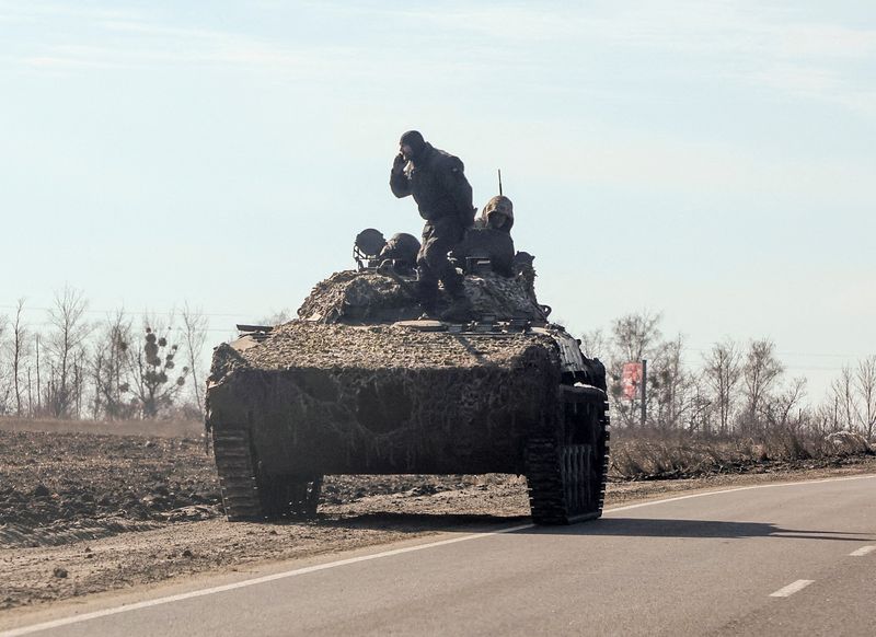 &copy; Reuters. دبابة أوكرانية على طريق في منطقة خاركيف يوم الخميس بعد هجوم للقوات الروسية في شرق أوكرانيا. رويترز