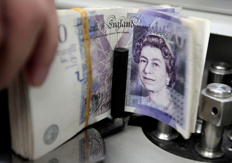 &copy; Reuters. FILE PHOTO: A bank employee counts pound notes at Kasikornbank in Bangkok, Thailand, October 12, 2010.  REUTERS/Sukree Sukplang