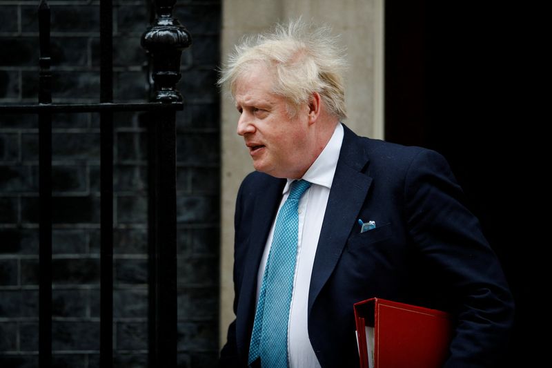 © Reuters. رئيس الوزراء البريطاني بوريس جونسون يغادر مقر إقامته في 10 داونينج ستريت يوم 23 فبراير شباط 2022. تصوير: بيتر نيكولاس - رويترز