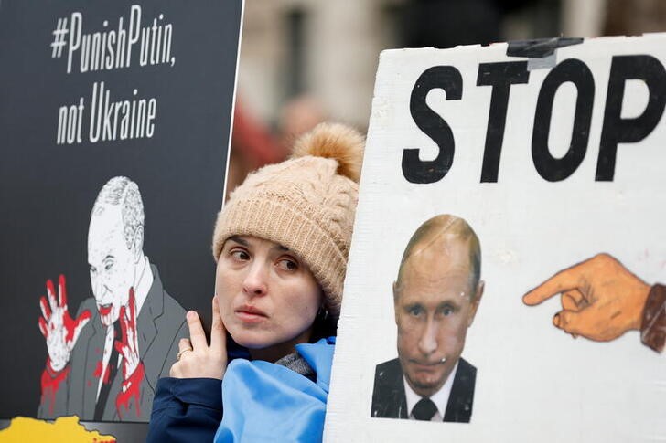 &copy; Reuters. Foto del jueves de una manifestación en Londres contra la invasión rusa a Ucrania cerca de Downing Street
Feb 24, 2022. REUTERS/Peter Cziborra
