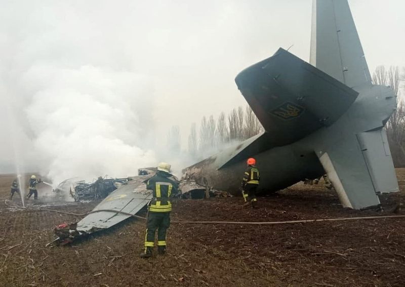 &copy; Reuters. Equipos de rescate trabajan en el lugar donde se estrelló el avión Antonov de las Fuerzas Armadas ucranianas que, según el Servicio Estatal de Emergencias, fue derribado en la región de Kiev, Ucrania, en esta imagen distribuida publicada el 24 de febr