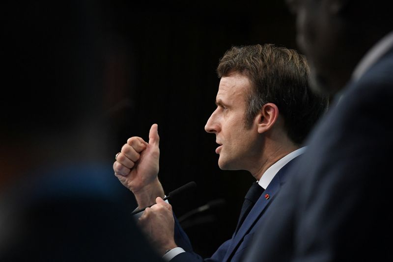 &copy; Reuters. Emmanuel Macron a assuré jeudi que la France et ses alliés répondraient "sans faiblesse" et dans l'unité à l'"acte de guerre" de la Russie à l'encontre de l'Ukraine. /Photo d'archives/REUTERS/John Thys