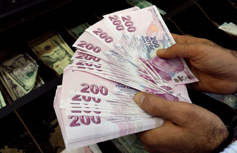 &copy; Reuters. Notas de lira turca em casa de câmbio de Istambul
16/12/2014
REUTERS/Murad Sezer