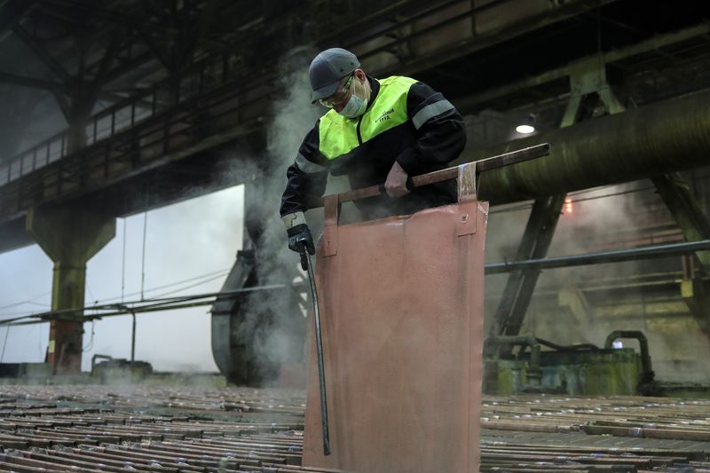 &copy; Reuters. FOTO DE ARCHIVO. Un empleado trabaja en un taller de electrólisis de cobre de la Compañía Minera y Metalúrgica de Kola (Kola MMC), una filial de la compañía minera y de metales Nornickel, en la ciudad de Monchegorsk en la región de Murmansk, Rusia.
