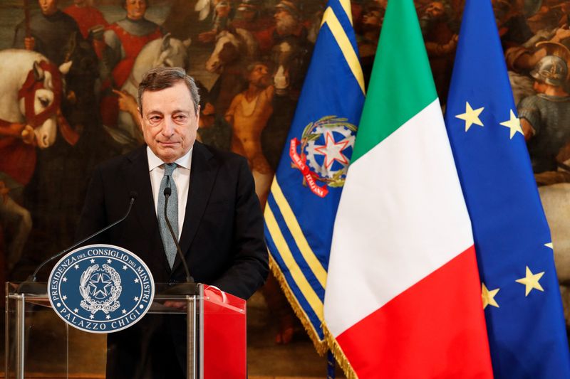 &copy; Reuters. El primer ministro italiano, Mario Draghi, mientras pronuncia un discurso sobre la situación en Ucrania en Roma, Italia, el 24 de febrero de 2022. Remo Casilli/REUTERS/Pool