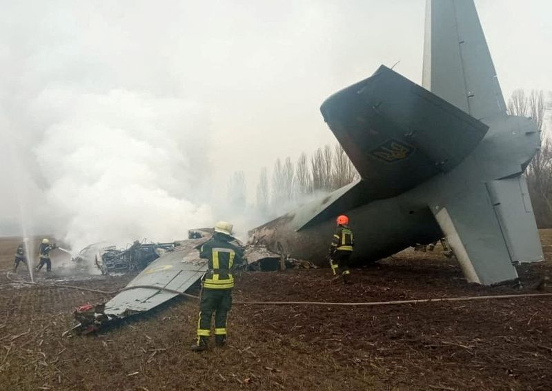 © Reuters. عمال الإنقاذ في موقع تحطم طائرة عسكرية أوكرانية في إقليم كييف يوم الخميس. صورة لرويترز.