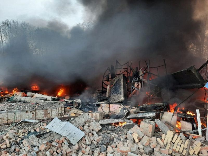 © Reuters. موقع تابع لحرس الحدود دُمر جراء القصف في إقليم كييف يوم الخميس. صورة لرويترز. 
