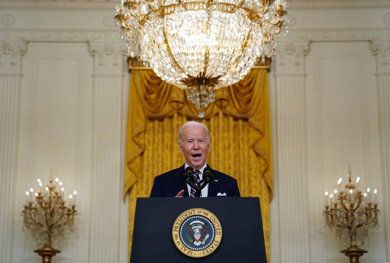 &copy; Reuters. U.S. President Joe Biden provides an update on Russia and Ukraine during remarks in the East Room of the White House in Washington, U.S., February 22, 2022. REUTERS/Kevin Lamarque
