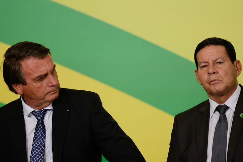 &copy; Reuters. FOTO DE ARCHIVO. El presidente de Brasil, Jair Bolsonaro, y el vicepresidente de Brasil, Hamilton Mourão, asisten a una ceremonia, en el Palacio de Planalto en Brasilia, Brasil. 10 de noviembre de 2021. REUTERS/Ueslei Marcelino