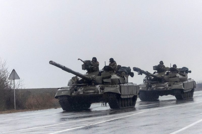&copy; Reuters. FILE PHOTO: Ukrainian tanks move into the city, after Russian President Vladimir Putin authorized a military operation in eastern Ukraine, in Mariupol, February 24, 2022. REUTERS/Carlos Barria/File Photo