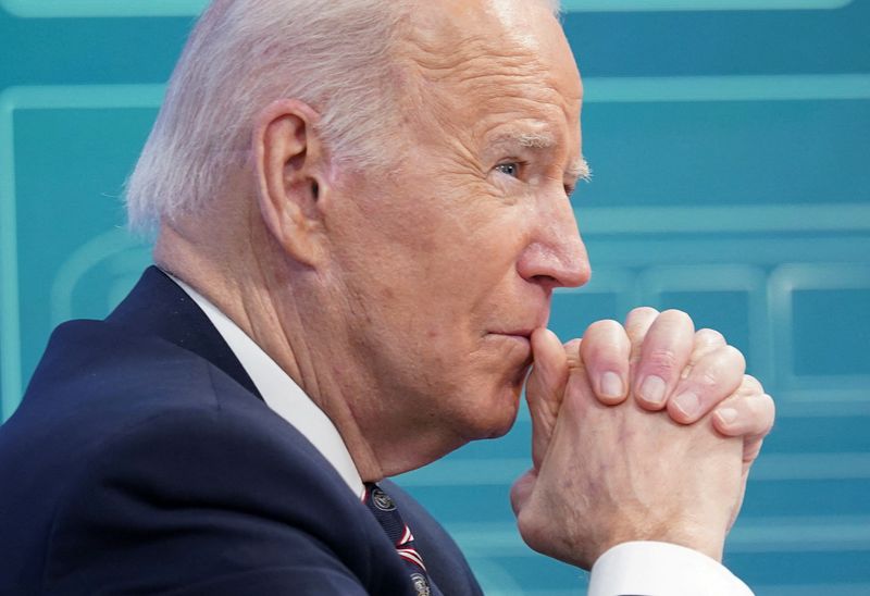 &copy; Reuters. FOTO DE ARCHIVO: Biden en la Casa Blanca en Washington 22 de febrero del 2022. REUTERS/Kevin Lamarque/Foto de Archivo