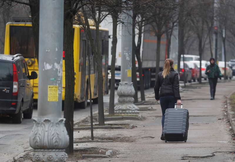 &copy; Reuters. امرأة تجر حقيبة في شارع بكييف يوم الخميس. تصوير: فالنتين أوجيرنيكو - رويترز