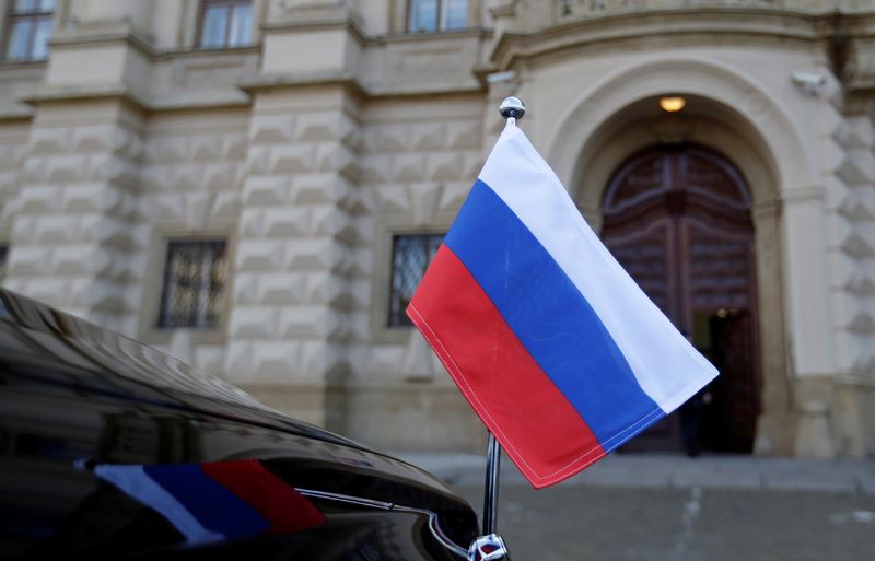&copy; Reuters. FOTO DE ARCHIVO. Imagen referencial de un automóvil con la bandera de Rusia frente al Ministerio de Asuntos Exteriores en Praga, República Checa. 21 de abril de 2021. REUTERS/David W Cerny