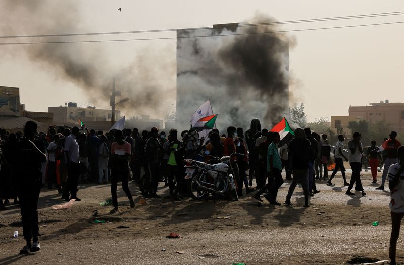 &copy; Reuters. محتجون خلال مظاهرة ضد الانقلاب العسكري في الخرطوم يوم العاشر من فبراير شباط 2022. تصوير: محمد نور الدين عبد الله - رويترز. 