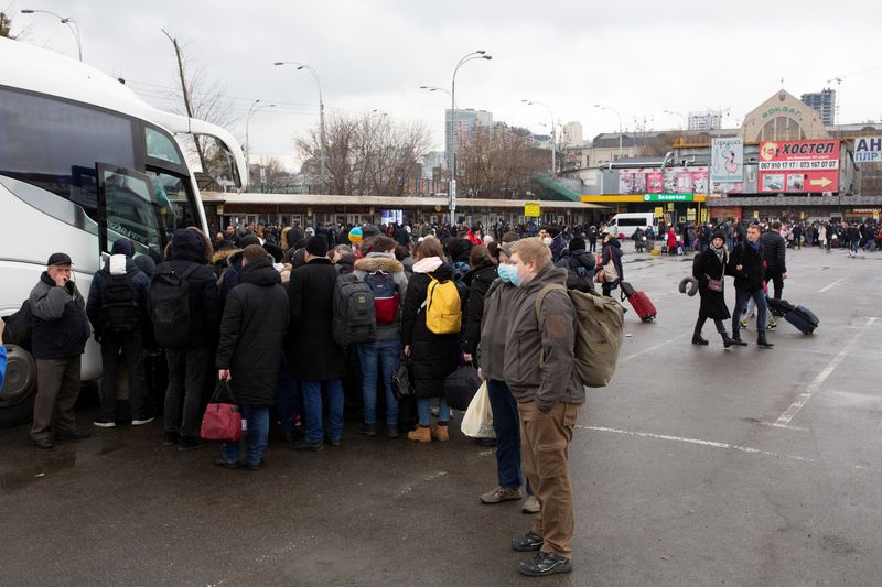 &copy; Reuters. أشخاص يتجمعون عند محطة حافلات في كييف يوم الخميس. تصوير: فولوديمير بيتروف - رويترز