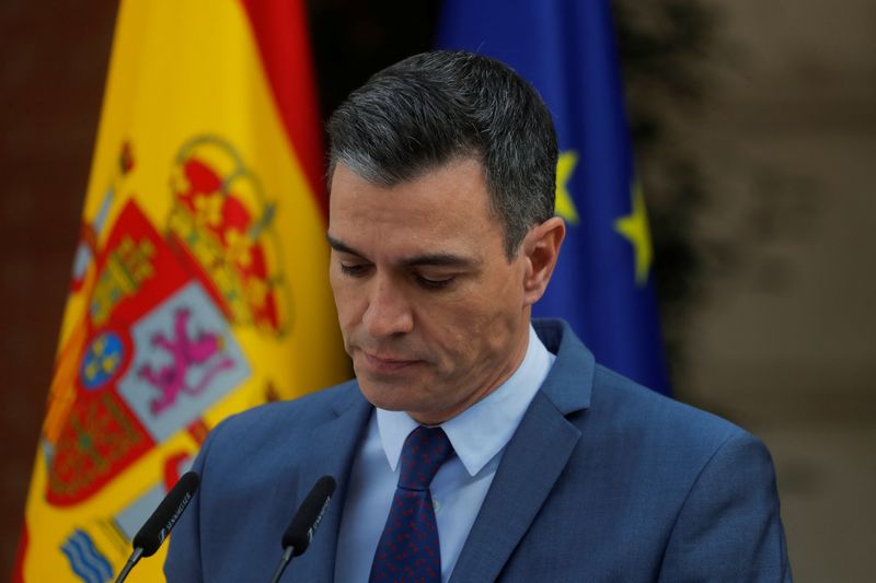 © Reuters. Spain's Prime Minister Pedro Sanchez gives a statement, after Russian President Vladimir Putin authorised a military operation in eastern Ukraine, at Moncloa Palace in Madrid, Spain, February 24, 2022. REUTERS/Jon Nazca/Pool