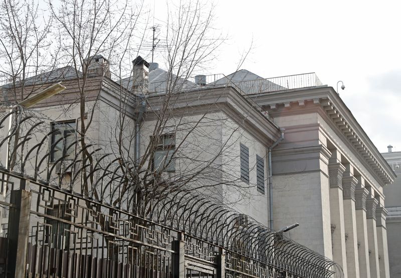 &copy; Reuters. A view shows the Russian embassy building in Kyiv, Ukraine February 23, 2022. REUTERS/Valentyn Ogirenko