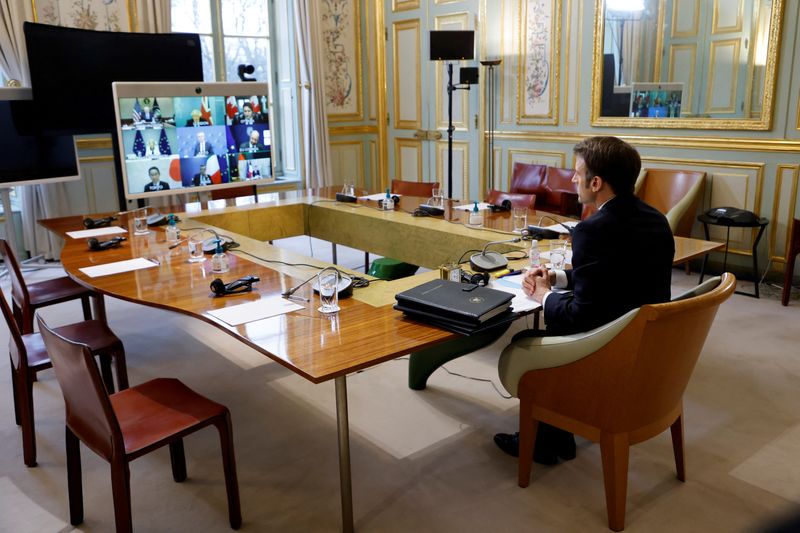 &copy; Reuters. Emmanuel Macron participe à une visioconférence avec ses homologues du G7 après l'invasion russe en Ukraine. /Photo prise le 24 février 2022/REUTERS/Ludovic Marin