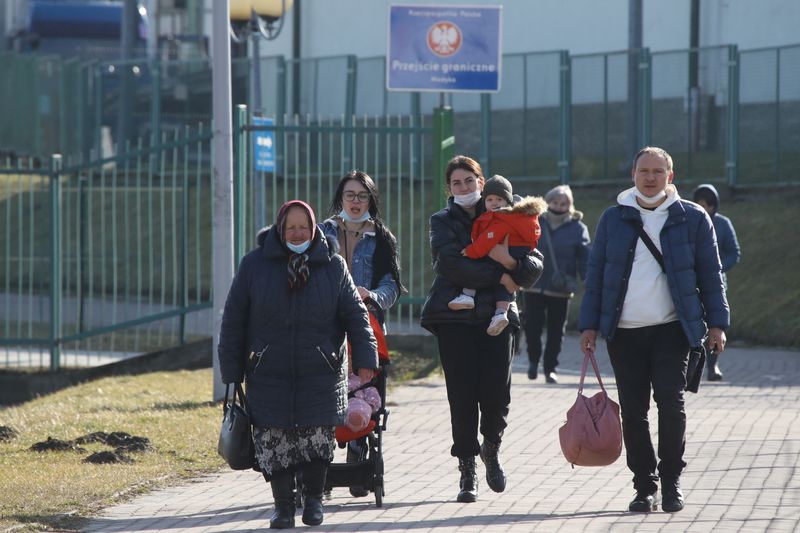 &copy; Reuters. Varias personas se dirigen al paso fronterizo entre Ucrania y Polonia tras el ataque de Rusia en territorio ucraniano, en Medyka, Polonia, el 24 de febrero de 2022. REUTERS/Kacper Pempel