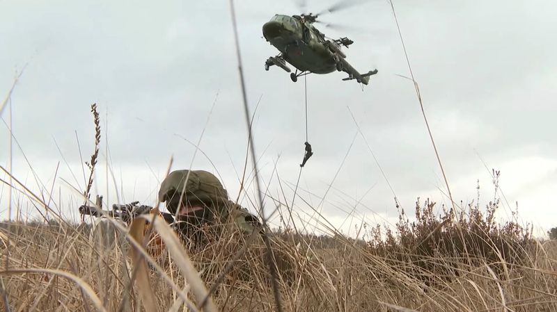 &copy; Reuters. Militar russo durante exercício militar na região de Brest, em Belarus
11/02/2022 Ministério da Defesa da Rússia/Divulgaçao via REUTERS