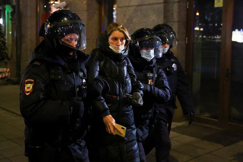 &copy; Reuters. الشرطة الروسية تعتقل امرأة من المناهضين للحرب في موسكو يوم الخميس. تصوير: يفجينيا  نوفوتشينينا - رويترز. 