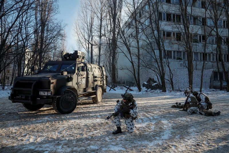 &copy; Reuters. Forças Armadas da Ucrânia durante exercício em cidade abandonada de Prupyat, perto da antiga usina nuclear de Chernobyl
04/02/2022
REUTERS/Gleb Garanich