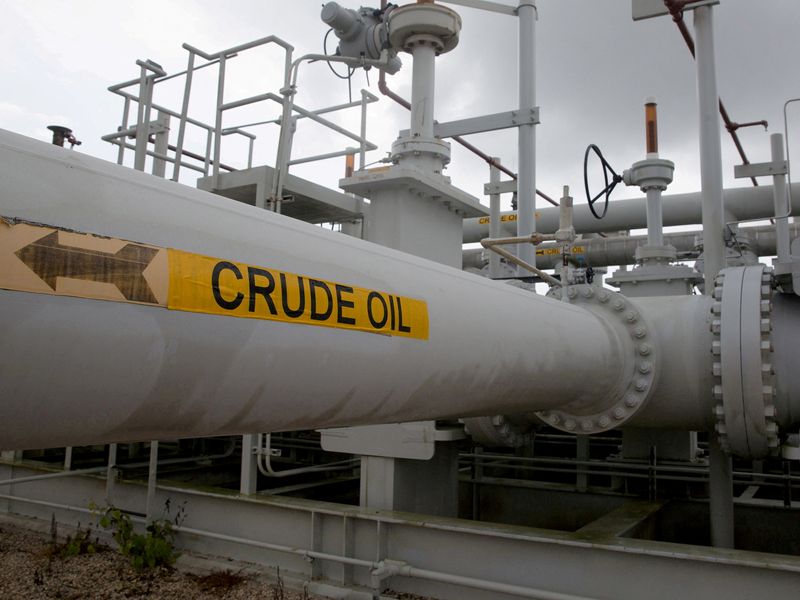 &copy; Reuters. FILE PHOTO: A maze of crude oil pipes and valves is pictured during a tour by the Department of Energy at the Strategic Petroleum Reserve in Freeport, Texas, U.S. June 9, 2016.  REUTERS/Richard Carson/File Photo