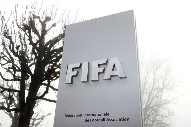 © Reuters. شعار الاتحاد الدولي لكرة القدم (الفيفا) - صورة من أرشيف رويترز. 