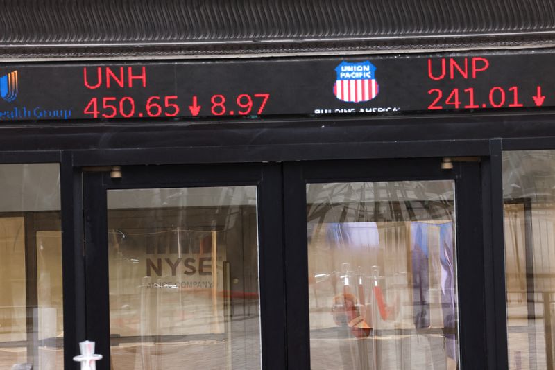 © Reuters. Stocks showing losses are displayed at the entrance to the New York Stock Exchange (NYSE) in New York City, in New York, U.S., February 24, 2022. REUTERS/Caitlin Ochs