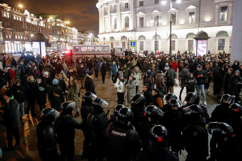 &copy; Reuters. Protesto antiguerra em São Petersburgo
24/02/2022
REUTERS/Anton Vaganov