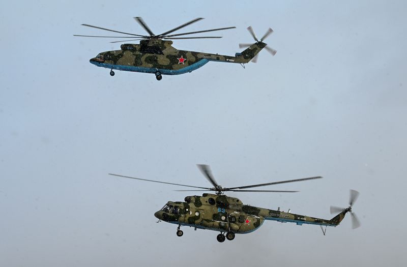 &copy; Reuters. Helicópteros militares russos durante voo-teste na região de Rostov
19/01/2022
REUTERS/Sergey Pivovarov