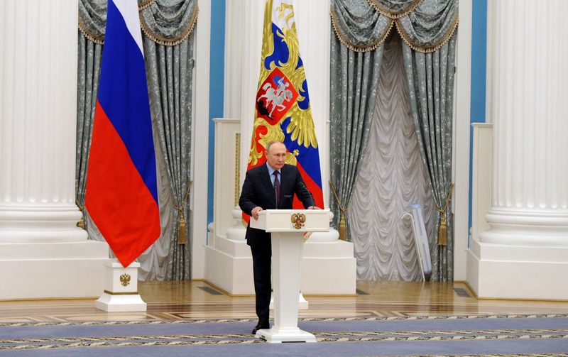 &copy; Reuters. Russia's President Vladimir Putin speaks to the media following a meeting with Azerbaijan's President Ilham Aliyev at the Kremlin in Moscow, Russia, February 22, 2022. Sputnik/Mikhail Klimentyev/Kremlin via REUTERS 