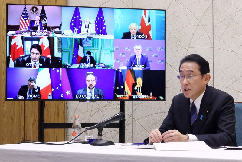 &copy; Reuters. Il primo ministro giapponese Fumio Kishida partecipa a una videoconferenza dei leader del G7 sulla crisi ucraina nella sua residenza ufficiale a Tokyo, Giappone, il 24 febbraio 2022. Ufficio per le pubbliche relazioni del gabinetto giapponese via Kyodo/tr