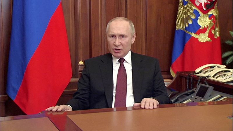 &copy; Reuters. بوتين يتحدث بشأن العملية العسكرية في أوكرانيا عبر التلفزيون يوم الخميس. صورة من ممثل لوكالات الأنباء.