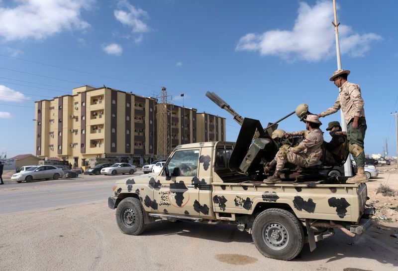 &copy; Reuters. أفراد من قوات الأمن أمام مبنى البرلمان في طبرق في ليبيا يوم العاشر من فبراير شباط 2022. تصوير: عصام عمران الفيتوري - رويترز.