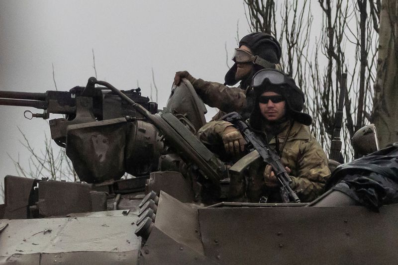 &copy; Reuters. Varios tanques avanzan por la ciudad de Mariúpol tras la orden del presidente ruso Vladimir Puting de invadir Ucrania, el 24 de febrero de 2022. REUTERS/Carlos Barria