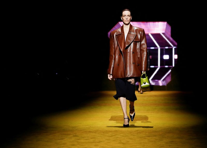 &copy; Reuters. Una modelo presenta una creación de la colección Otoño-Invierno 2022/2023 de Prada durante la Semana de la Moda en Milán, Italia. 24 de febrero, 2022. REUTERS/Alessandro Garofalo